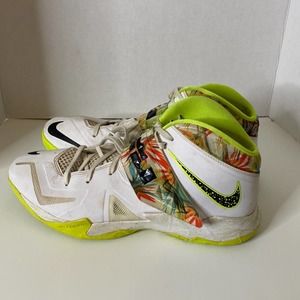 Lebron James Zoom Soldier VII KINGS PRIDE White Black Volt 599264-103